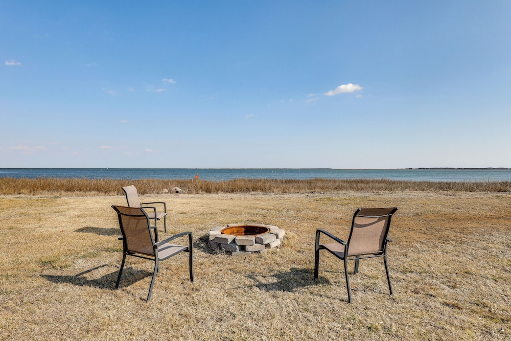 11 Mi to Chincoteague: Atlantic Home w/ Decks!