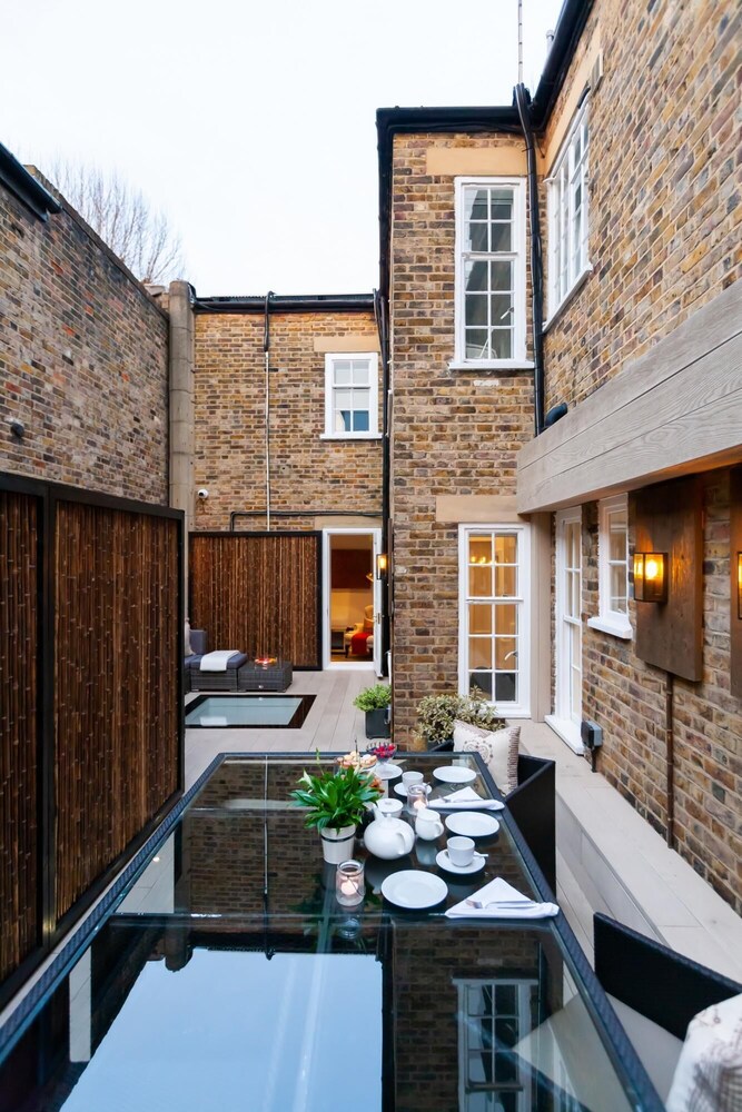 49 Cheyne Place in London