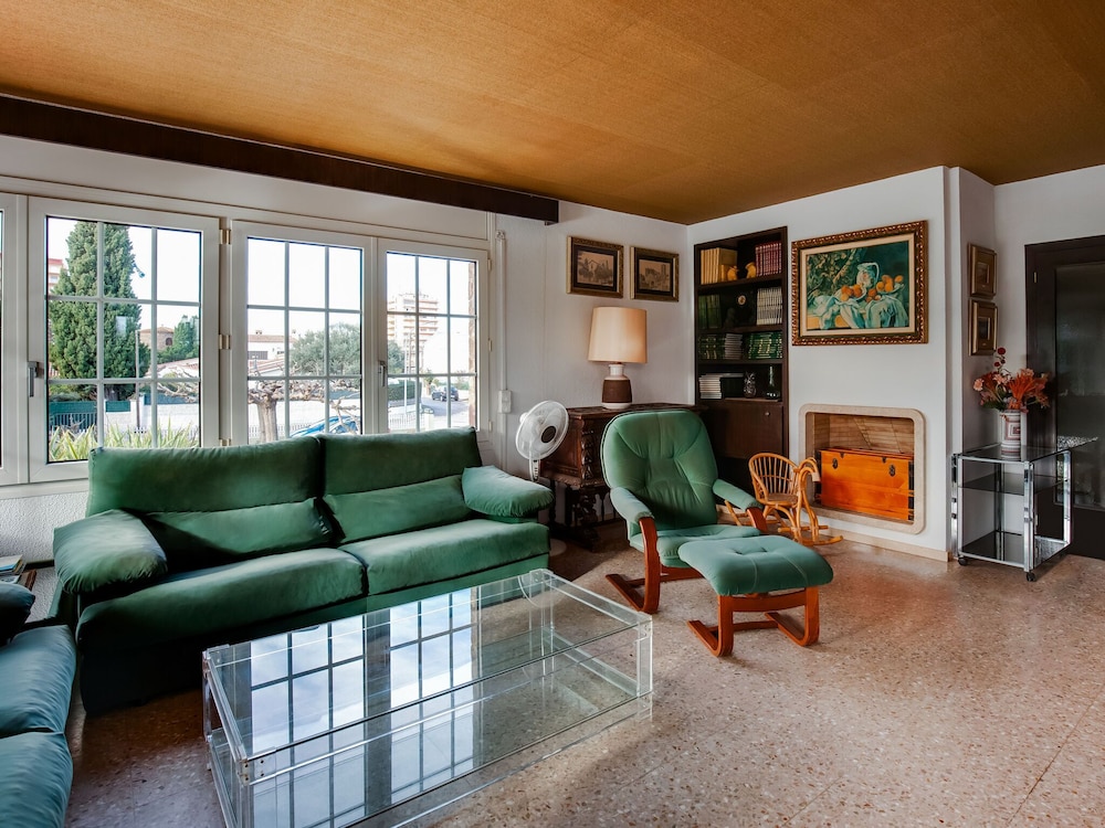 Deluxe Villa in Urbanització Bon Relax near Beach