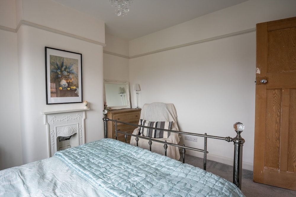 Contemporary Bright House 20 Min To Manc view 5