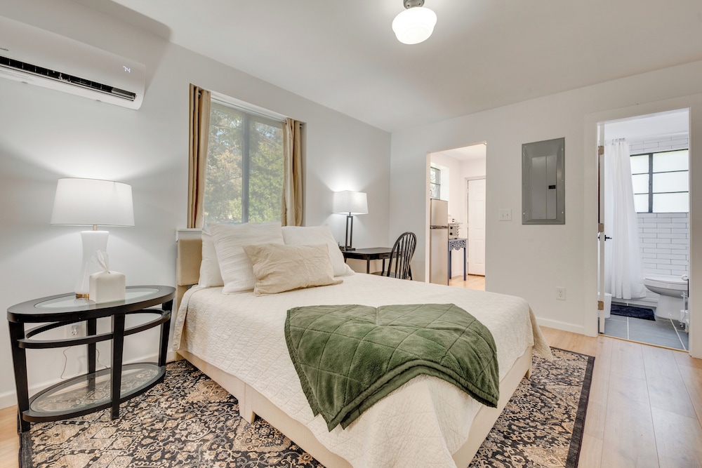 2 Mi to East Atlanta Village: Cozy Studio w/ Porch