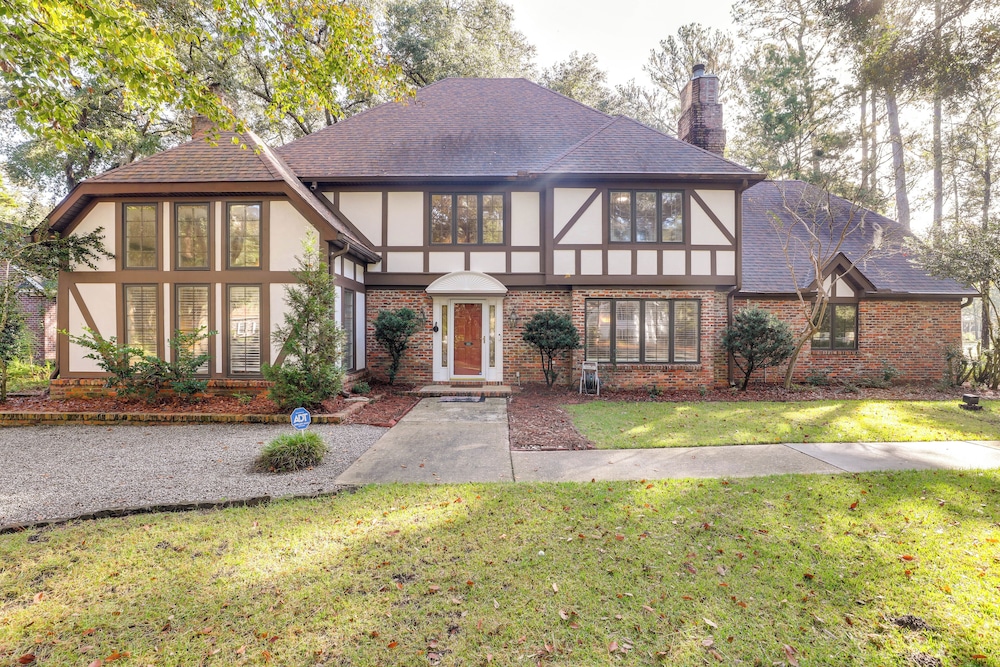 Pets Welcome, Golf Course View: Legend Oaks Home!