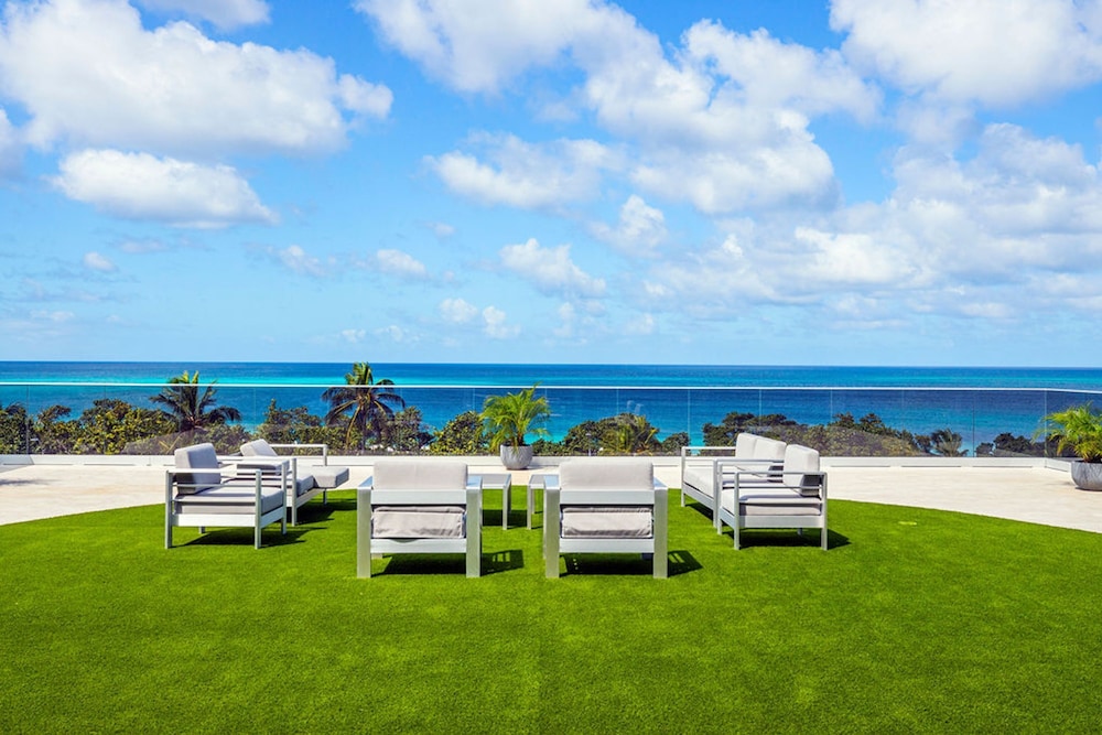 Beachfront Luxury NEW 3br2 5BA Condo Eagle Beach
