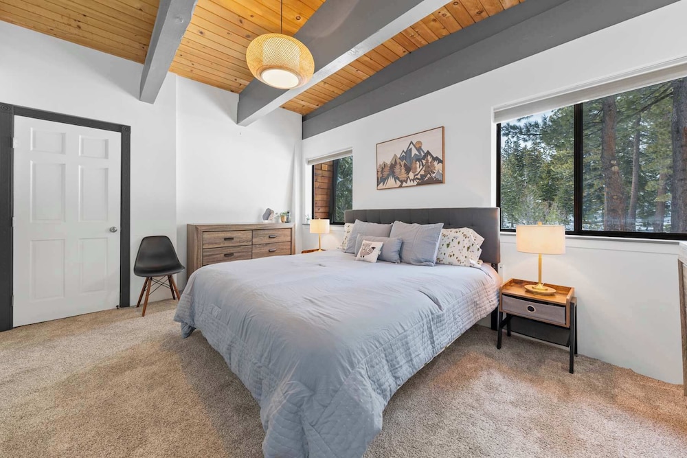 Tahoe City Retreat For 8!