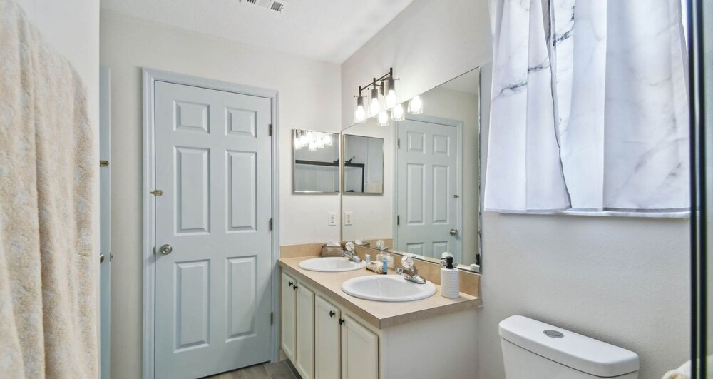 Large 6BR Family Home w Pool Hot Tub Games Room