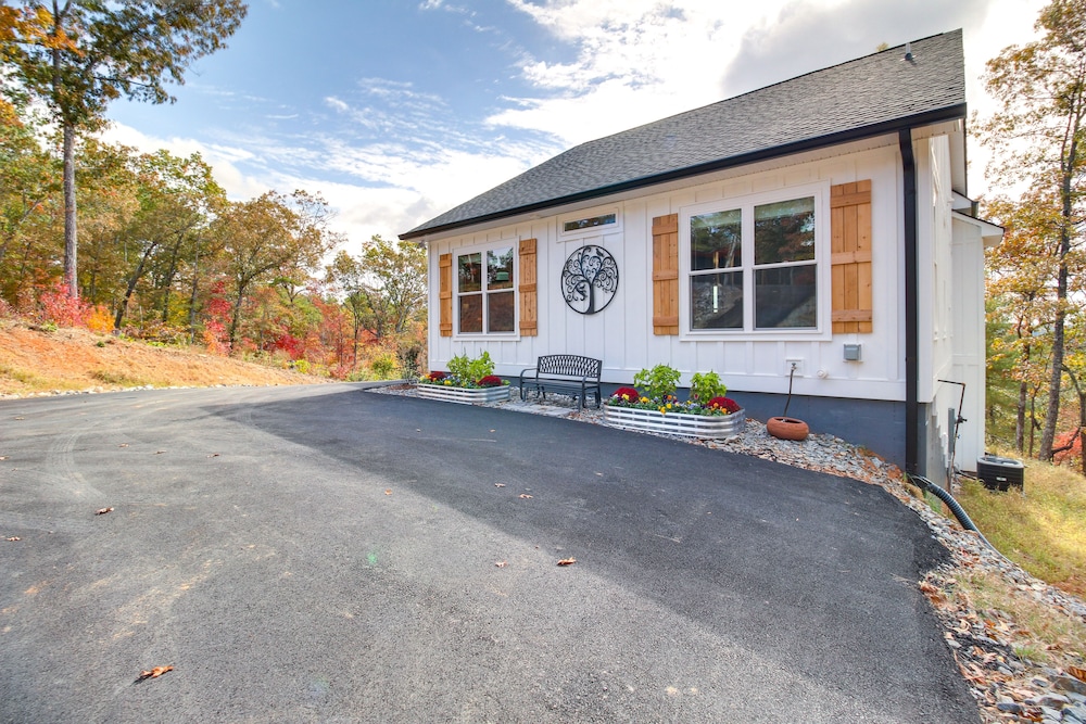 Views, Hot Tub & Trails: Modern Ellijay Cottage view 4