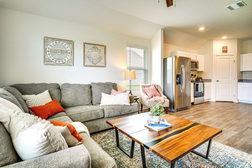 12 Mi to Avery Island: Spacious Family Home!