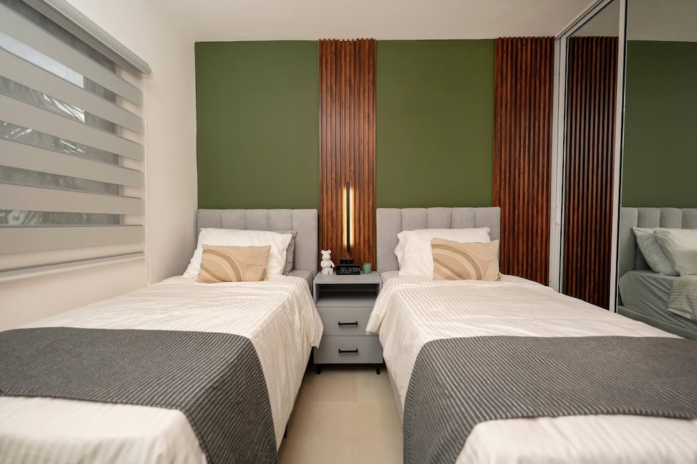 Dream Stay - Pool & Gym - 10min Airport & Homs