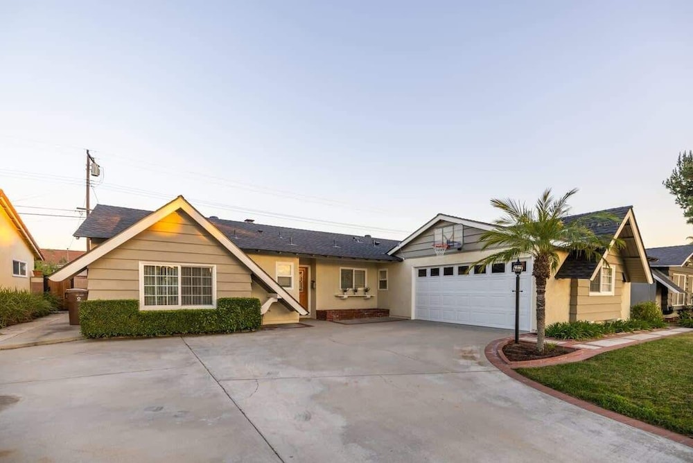 Marbella Lane - Charming 4BR Bungalo for Relaxing Retreat