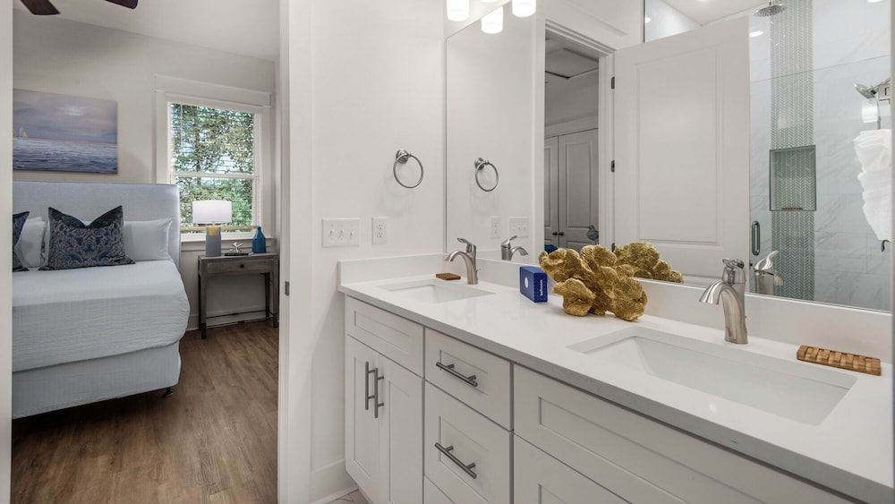 Sleep up to 28 - 2 Homes Side by Side - Close to Beach & Community Pool!