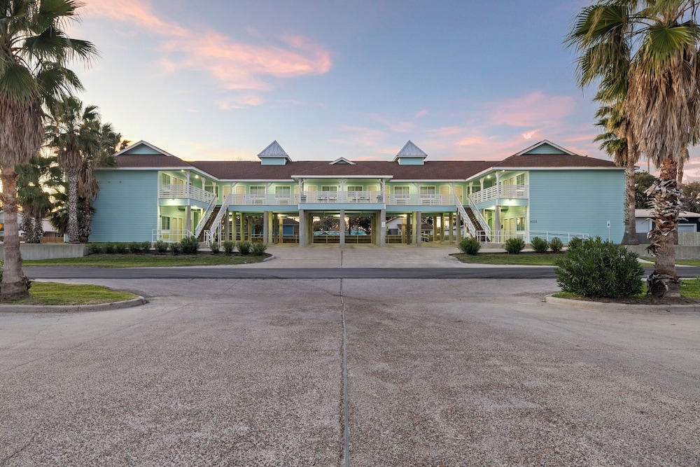 Bluff's Landing Lodge