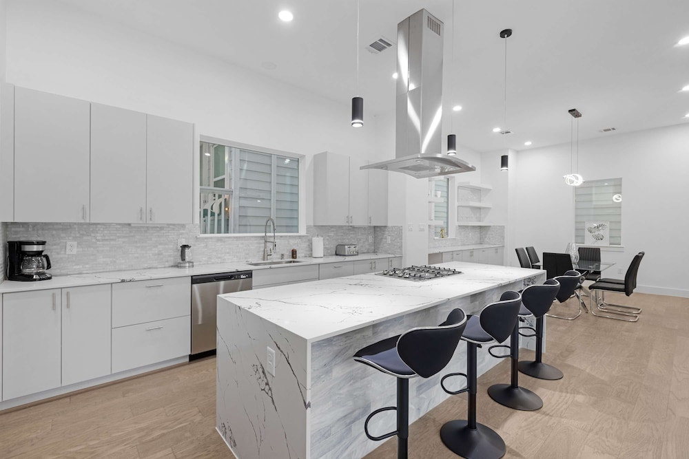 Houston 6 Bedroom Home