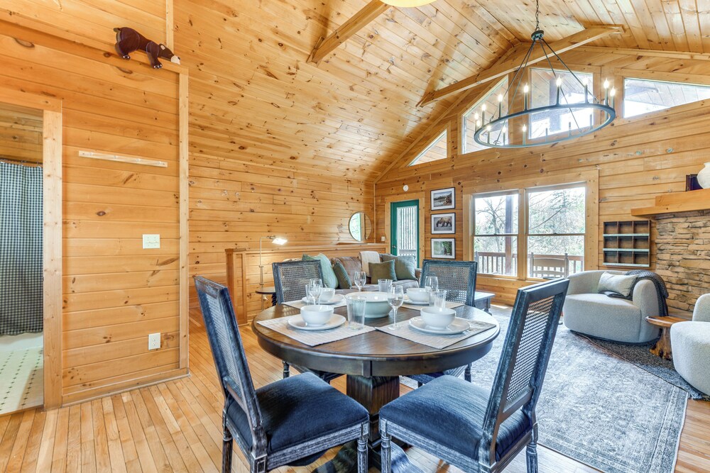 Smoky Mtn Escape w/ Hot Tub: 4 Mi to Gatlinburg!