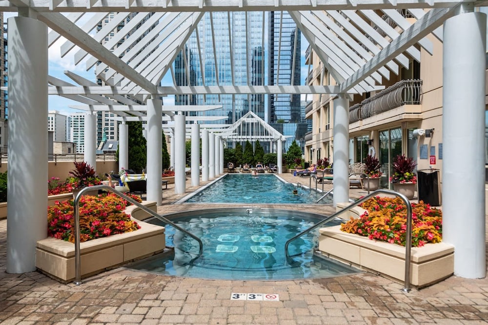 Near Riverwalk 2BR Private Balcony Downtown