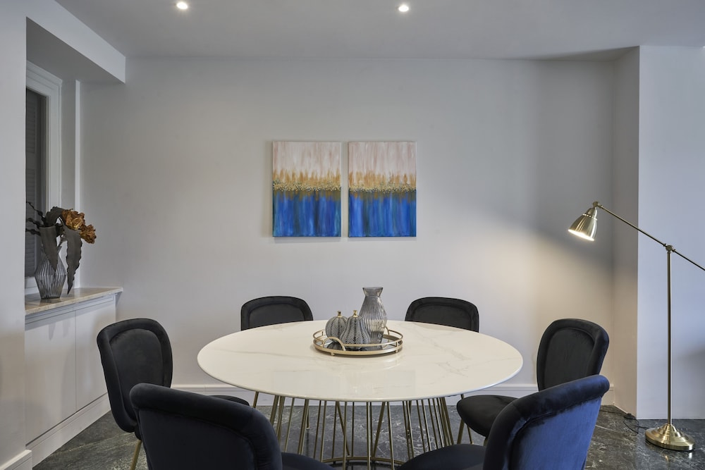 Chic n Bright 3 Bd Apt with Hilton View