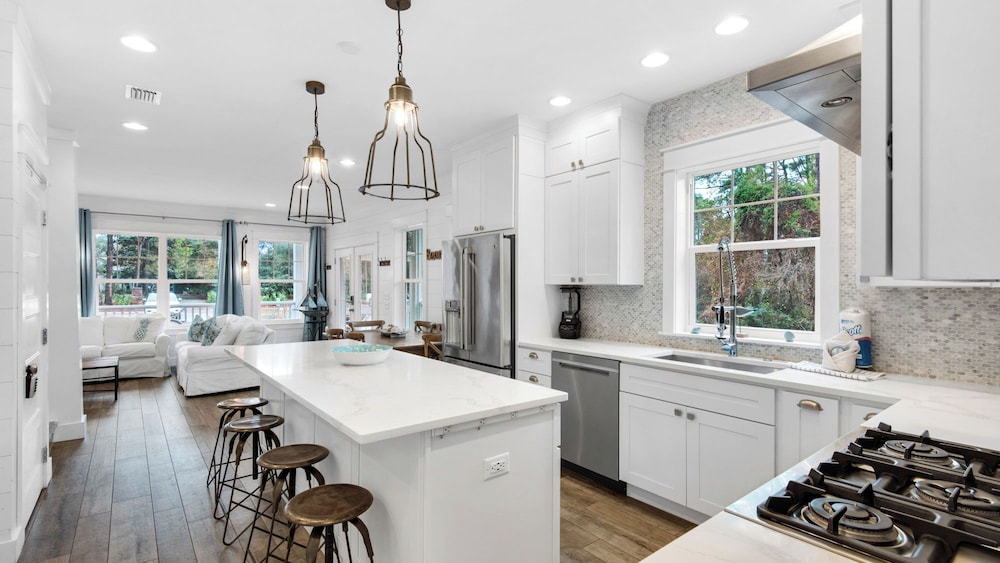 Best of Both Worlds: Pool, Golf Cart, Nearby Attractions & Steps to Beach!
