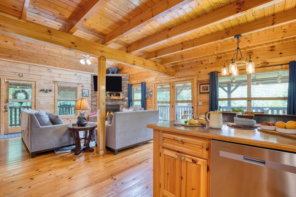 Triple Mountain View by Avantstay: Hot Tub, Game Room & Stunning Smoky Mountain Views