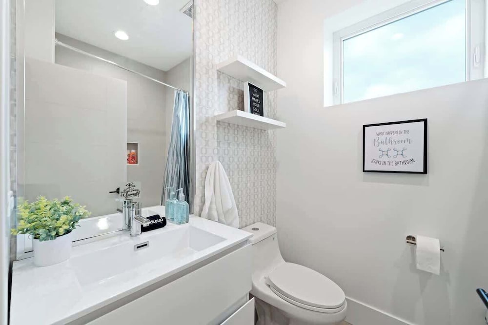 New Bright Condo Sleeping 8 by United Center