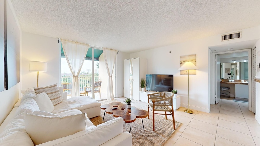 Lux Condo at Yacht Club 10min from Beach