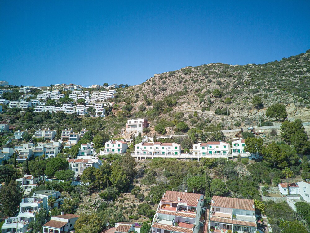 Townhouse in Roses Near Platja de Canyelles