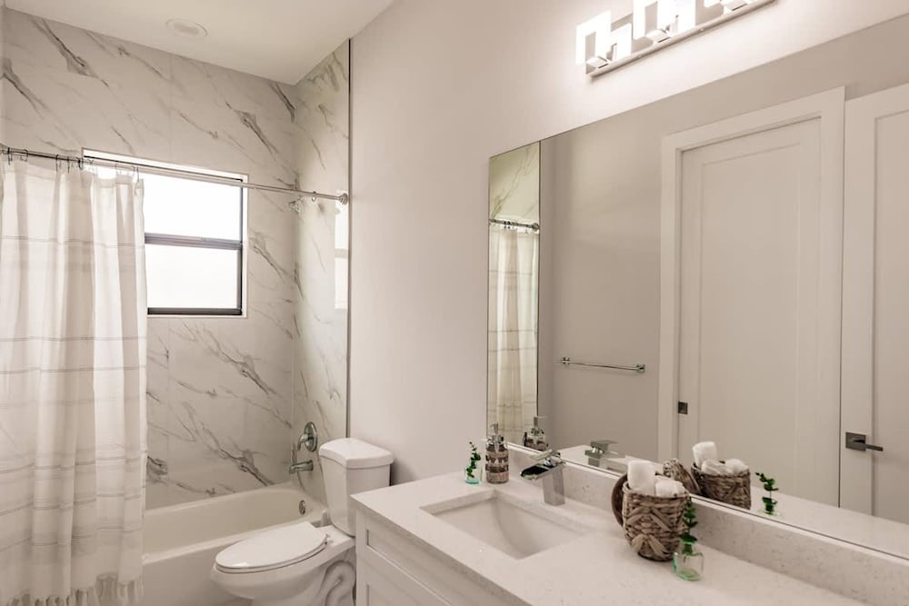 Luxurious Naples 4BR w Pool by Vanderbilt Beach