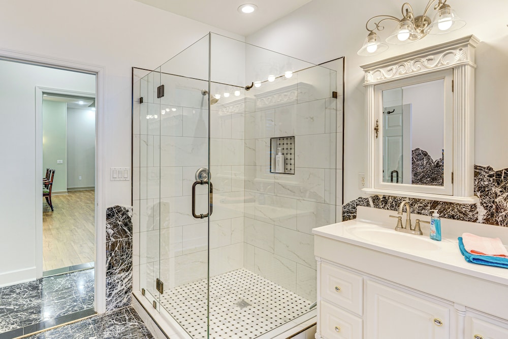 Golfer's Paradise: Meadow Lakes Manor Retreat!