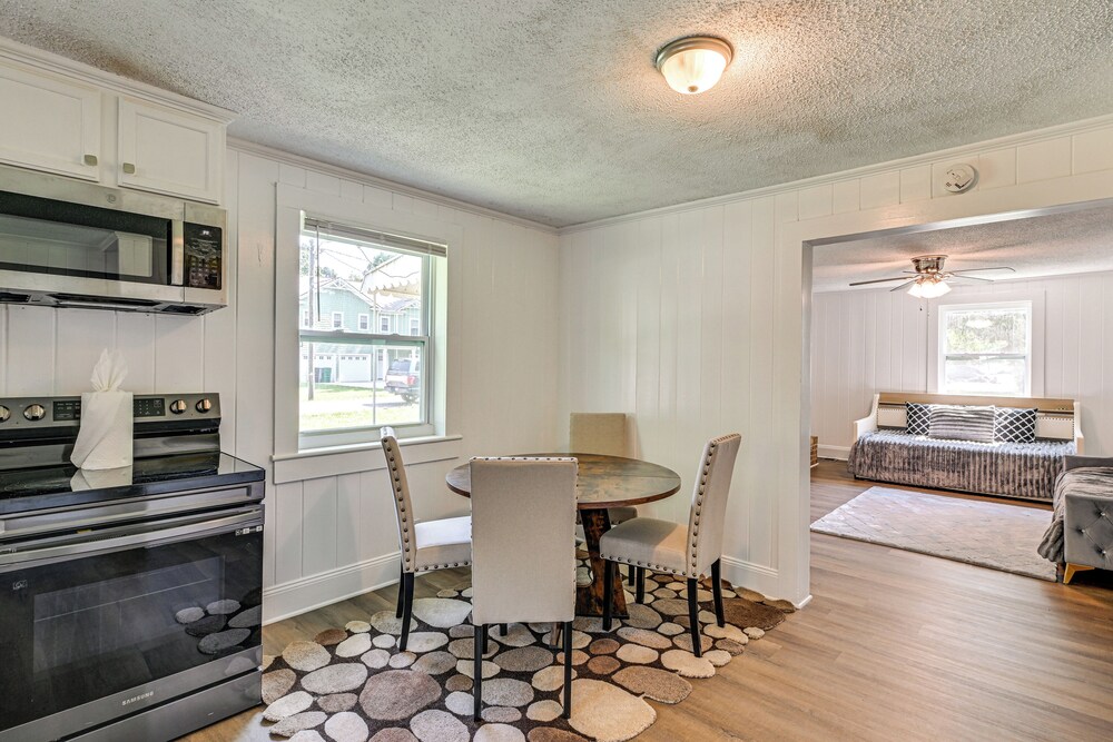 6 Mi to Dtwn: Charming Home w/ Yard in Charlotte