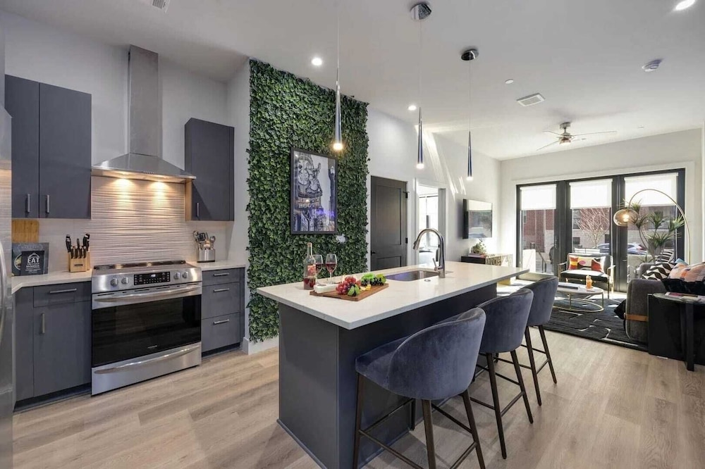 Sleeps 42 7 Modern Midtown Apartments w/ Gym + Pool Walkable to Shops & Eats
