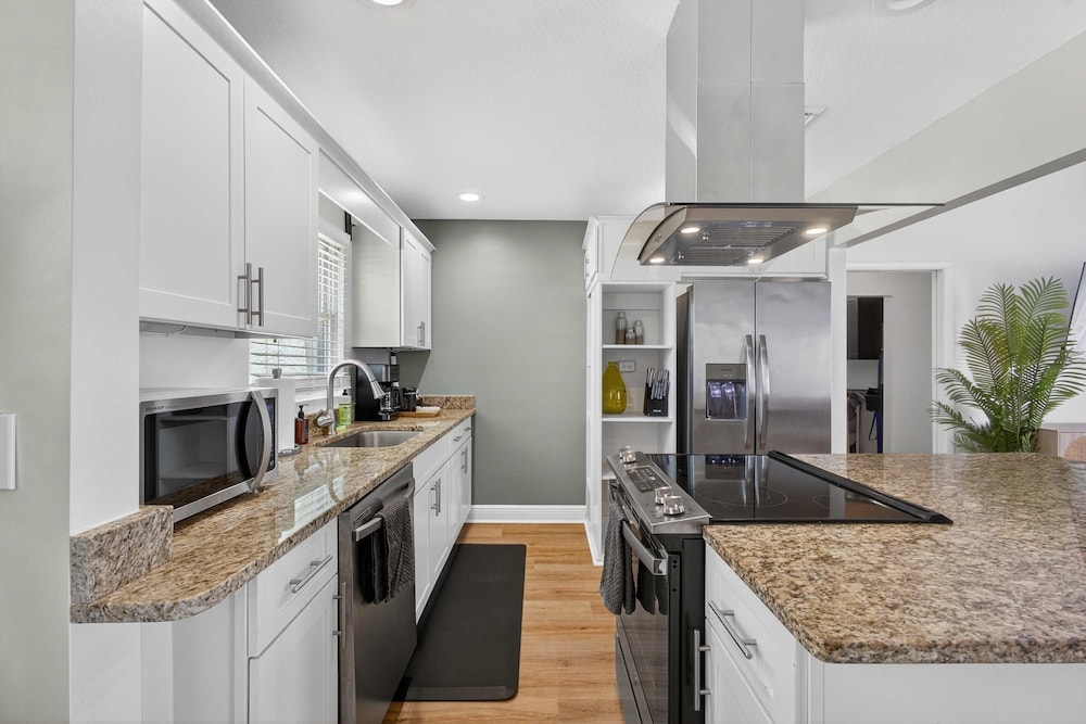 Luxury Meets Paradise Family-friendly 4BR w Pool