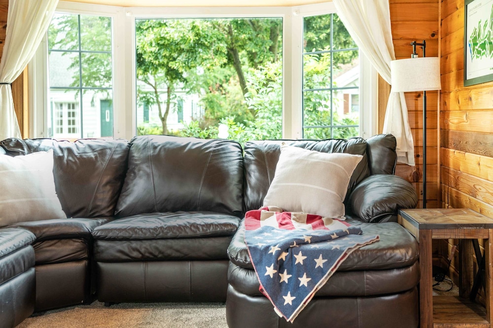 Pet Friendly Lake Geneva Getaway for 6!