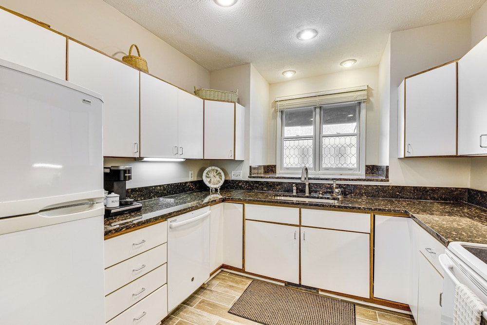 Boat, Golf & Swim: Keowee Key Condo w/ Lake Views