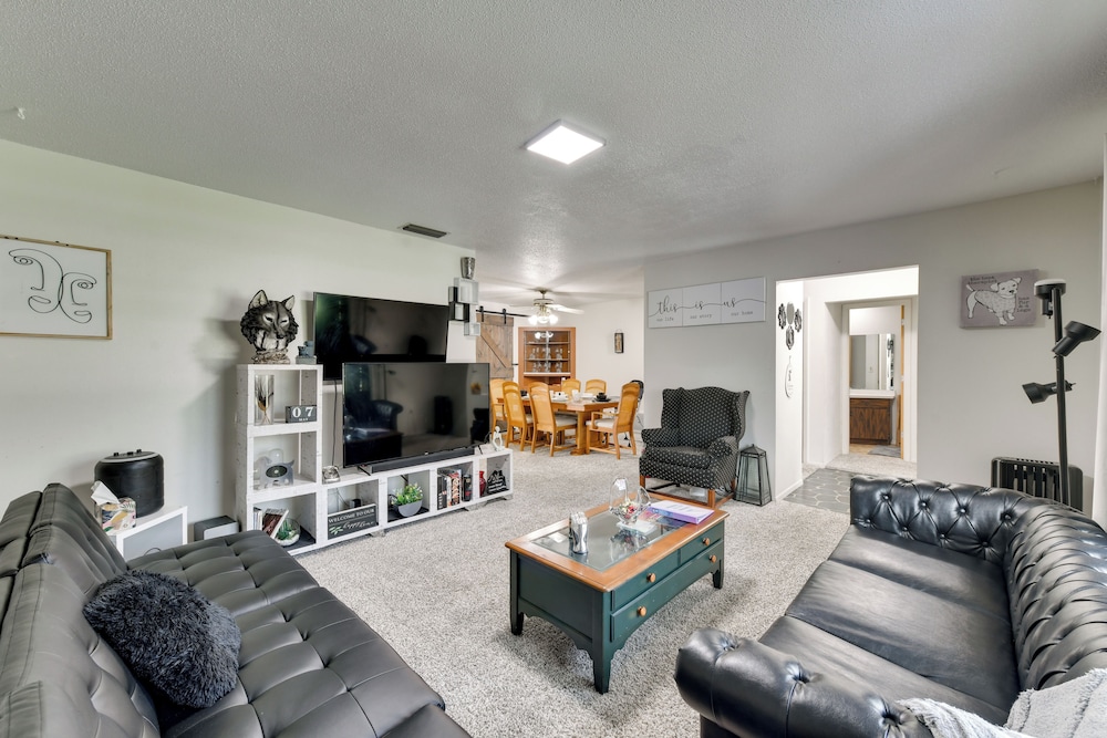 7 Mi to Siesta Beach: Home w/ Furnished Patio!