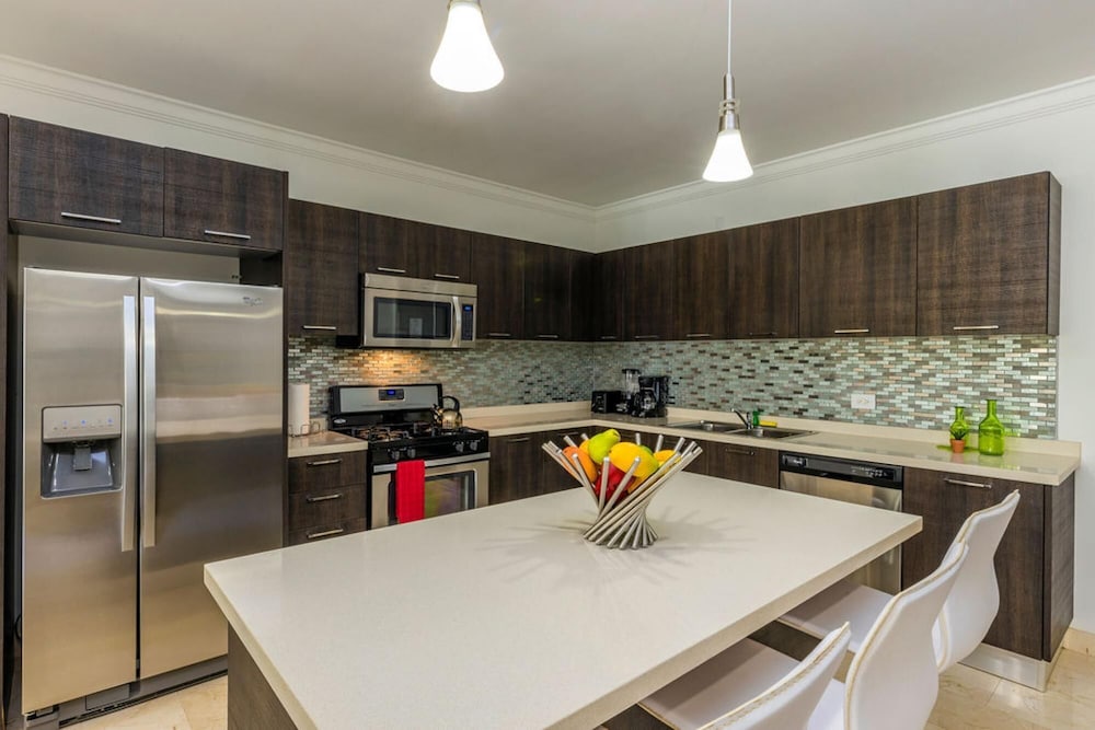 Beautiful 2BR Condo w Great Amenities Palmbeach
