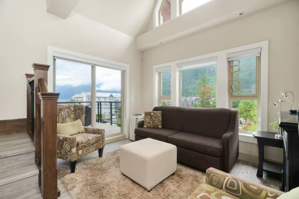 3BR Lakeside Dream Penthouse
