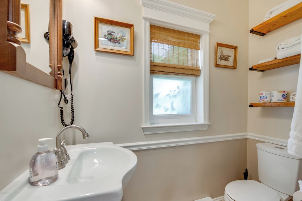 2 Mi to Steamtown Nhs: Family Home w/ Backyard!