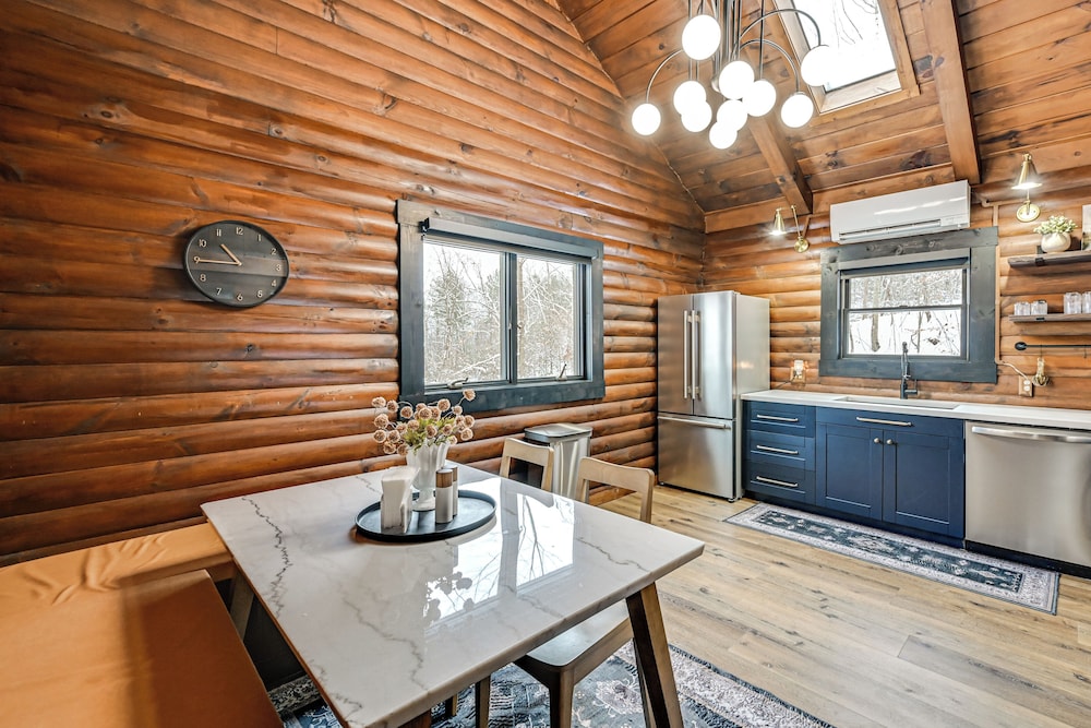 Peaceful Cabin w/ Hot Tub in Dundee: Dogs Welcome