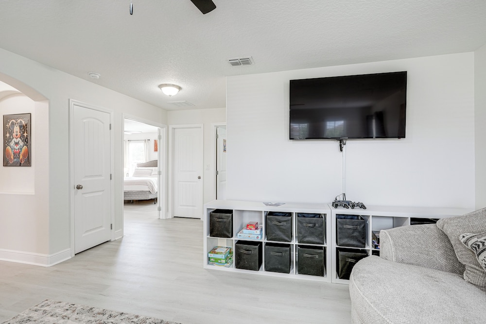 10 Mi to Wdw: Family Home w/ Game Room & Pool!