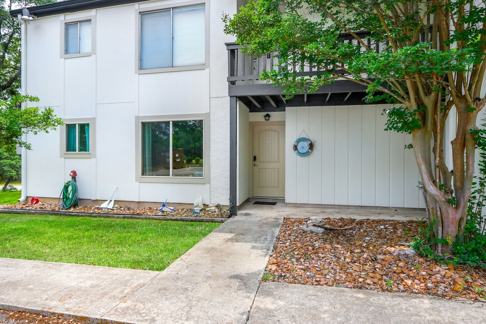 Charming Lakeside Condo - Moments to Lake Fun