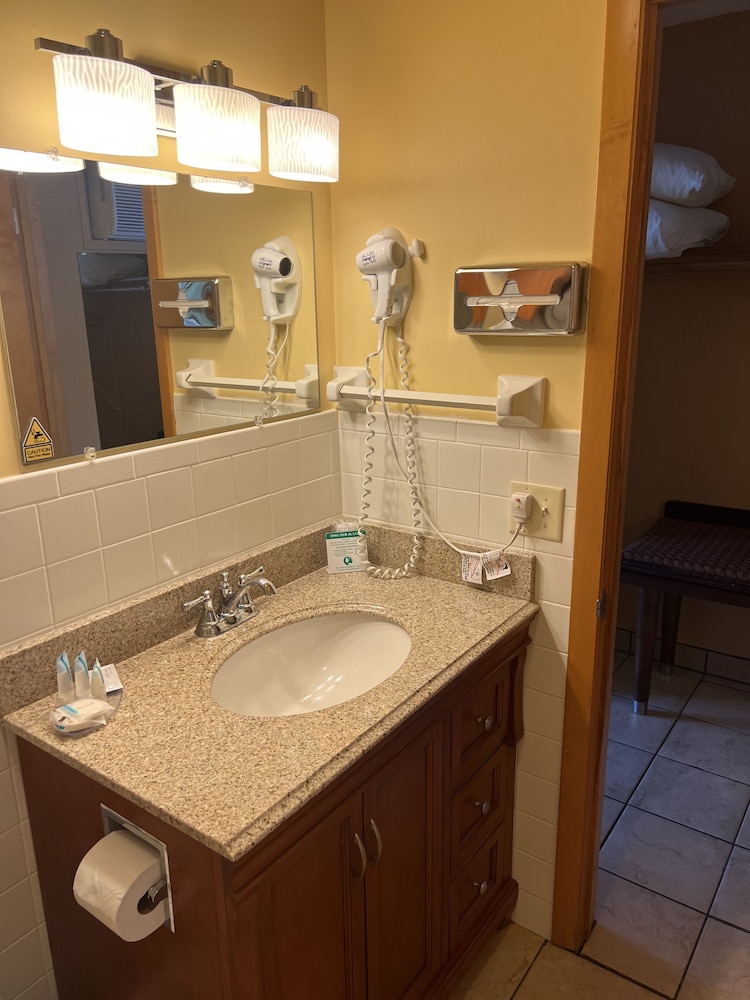 All Star Inn & Suites