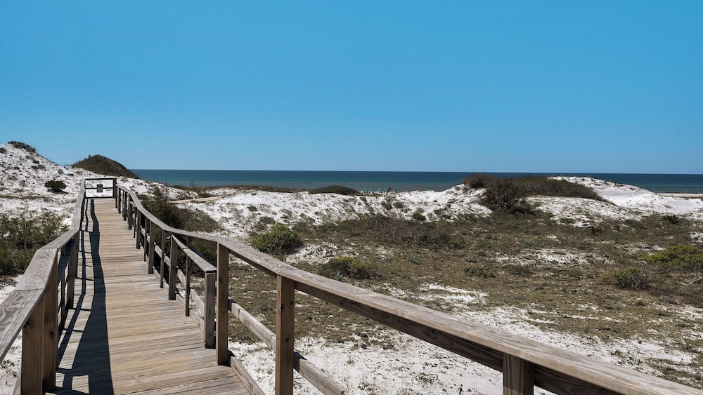 3br/2.5ba, Sleeps 8, Private Beach Access!