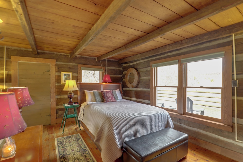 Scenic Hot Springs Retreat Near Appalachian Trail!