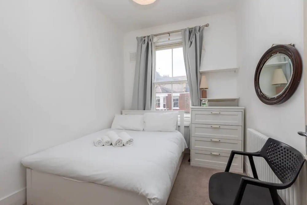 Spacious 5 Bedroom Home in Camden