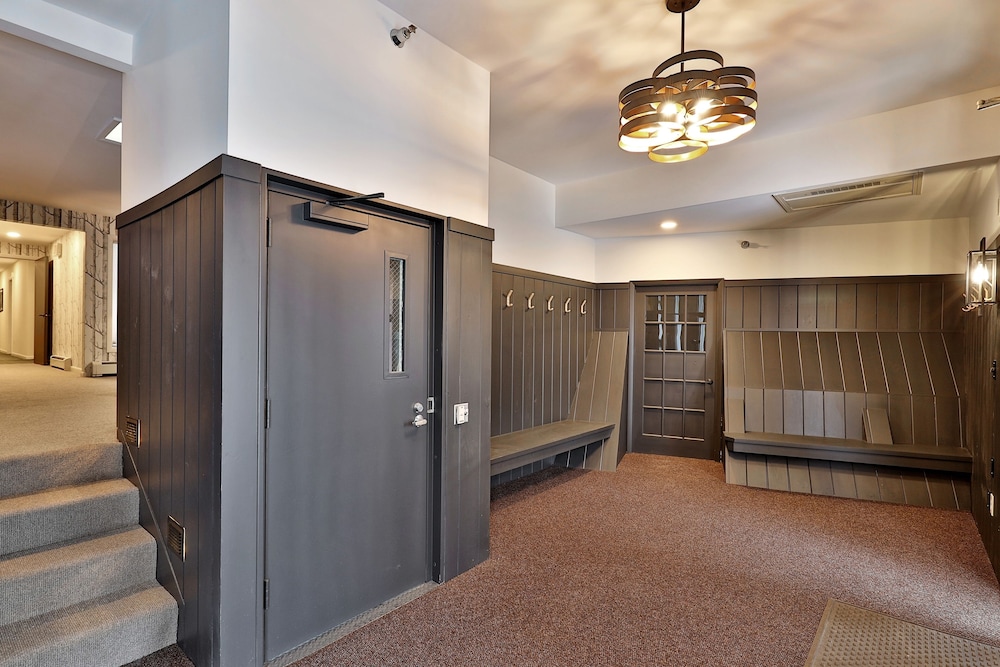 Rent An Inn! Takeover The Birch Ridge W/ Your Group. Mountain Lodge: 11 Rooms, Bar, Fireplace. 28ppl 11 Bedroom Home