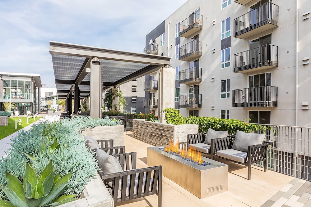 Stylish 2BR Near Dodgers Stadium by Oneluxstay