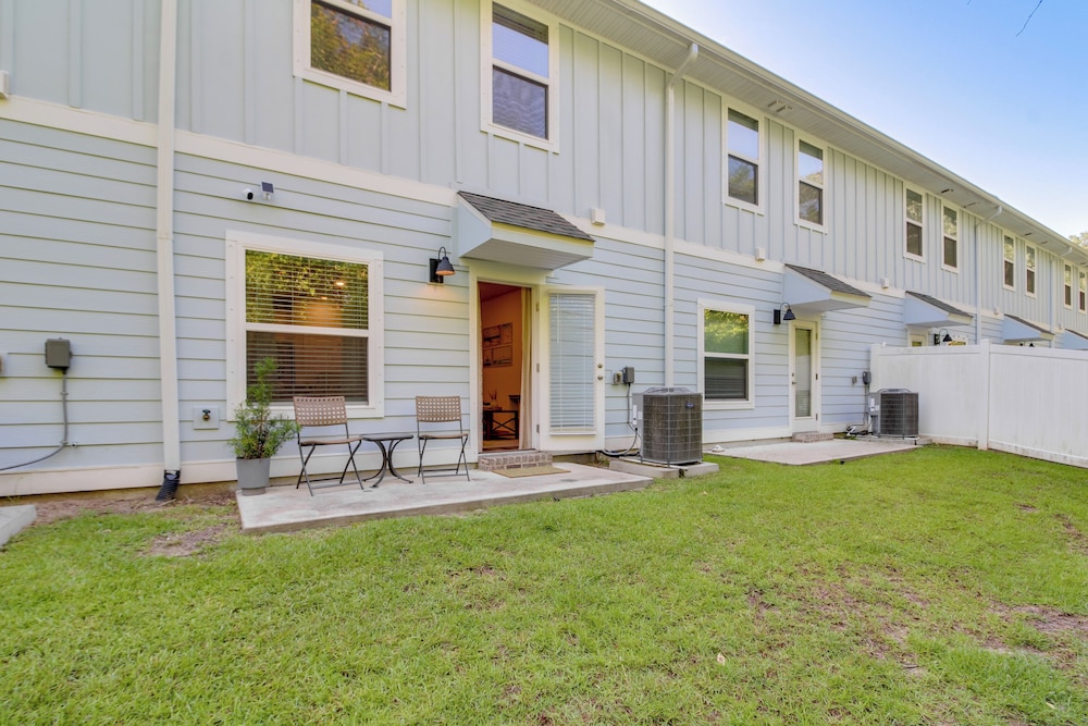 Pensacola Retreat w/ Pool Access, 20 Mi to Beach