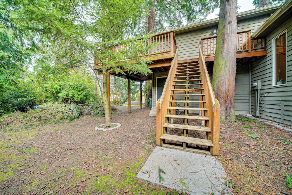 2 Mi to Burien: Peaceful Studio w/ Deck!