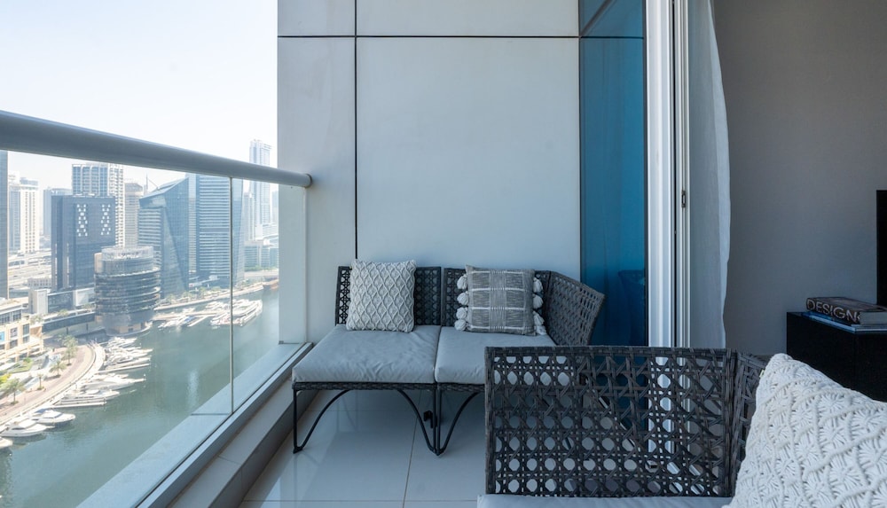 Premium 2BR Apt w Marina Views
