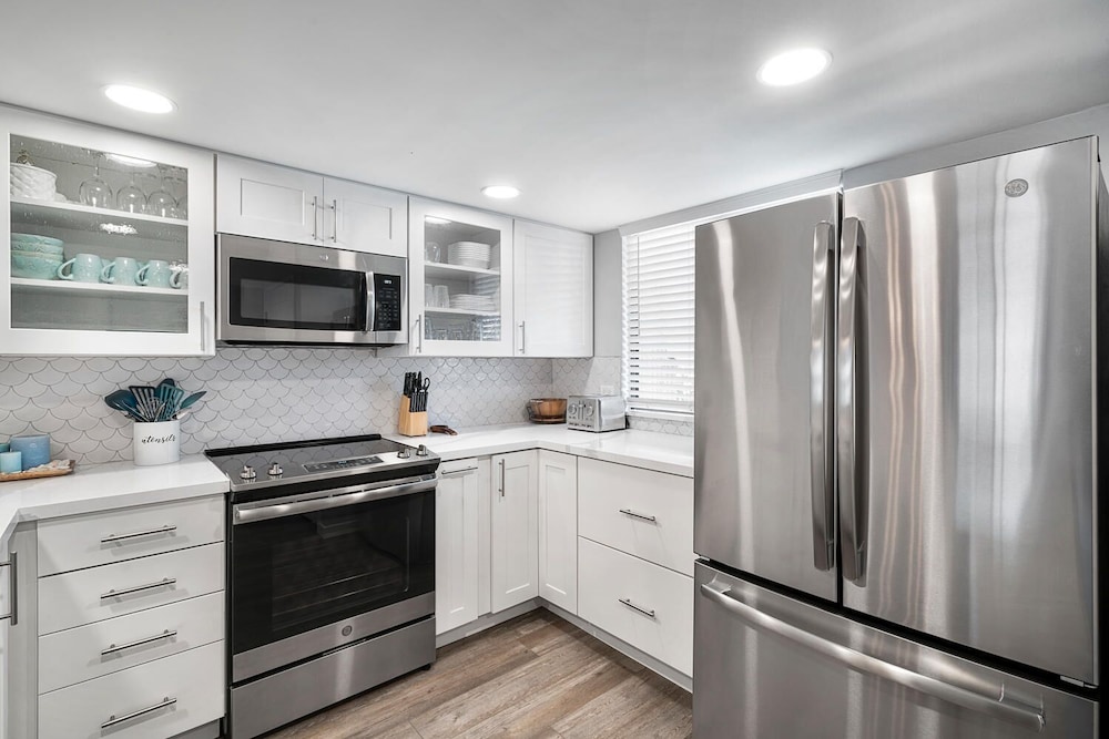 Complete Remodel - Ocean & Mountain Views - Concierge - Walk to Magic Sands - Vrkcv
