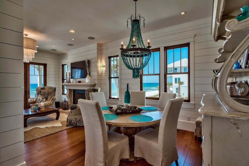 Tangled In Blue 5 Bedroom Holiday Home by Five Star Properties