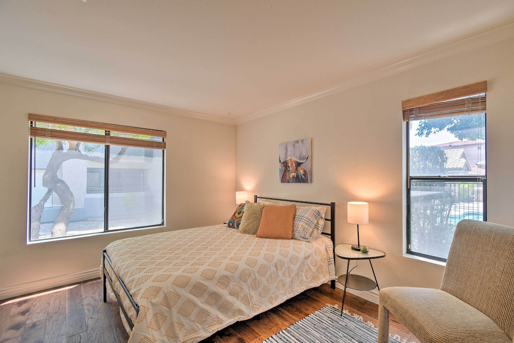 6 Mi to Downtown: Phoenix Condo w/ Pool Access!